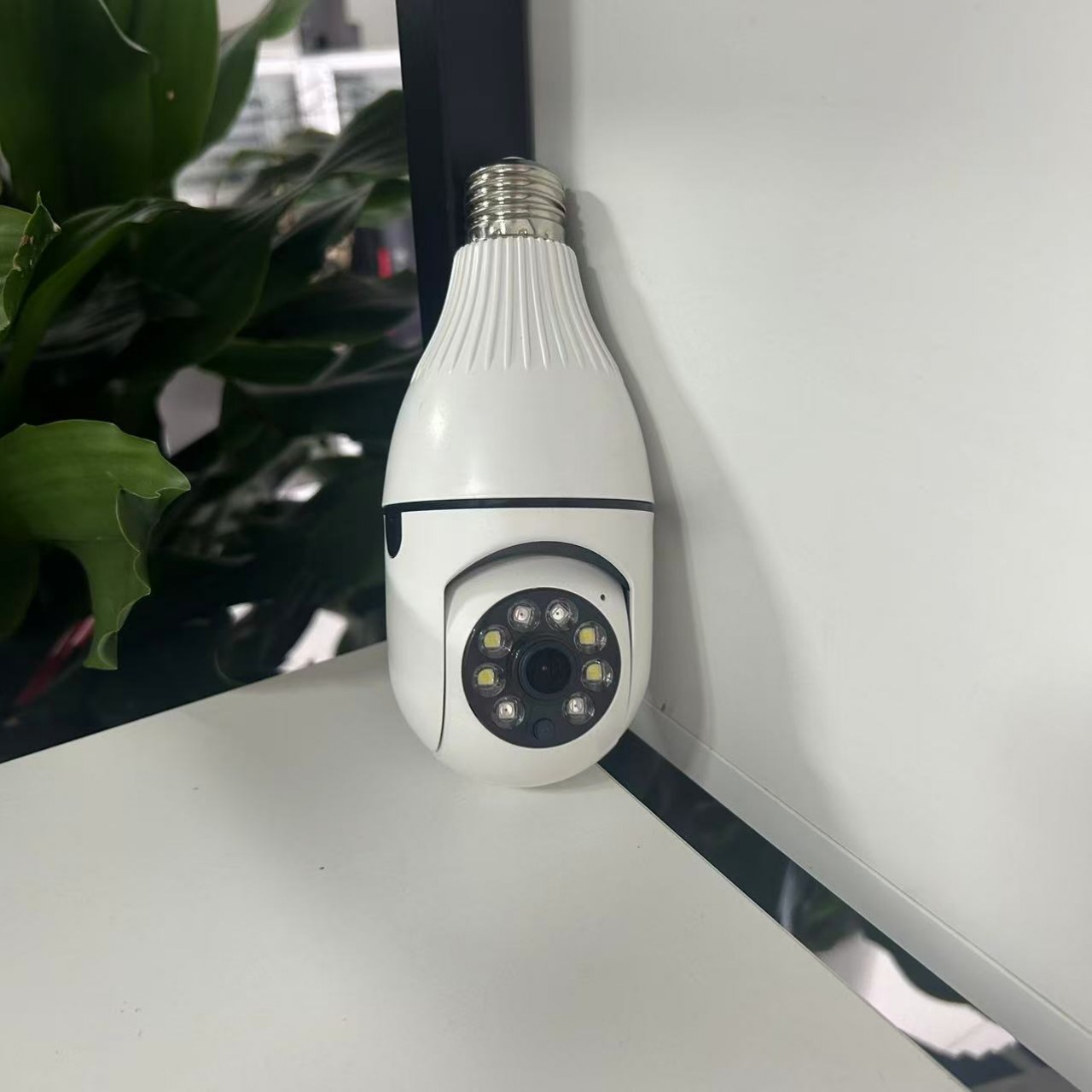 （清库特价）雄迈300万灯泡摄像机
